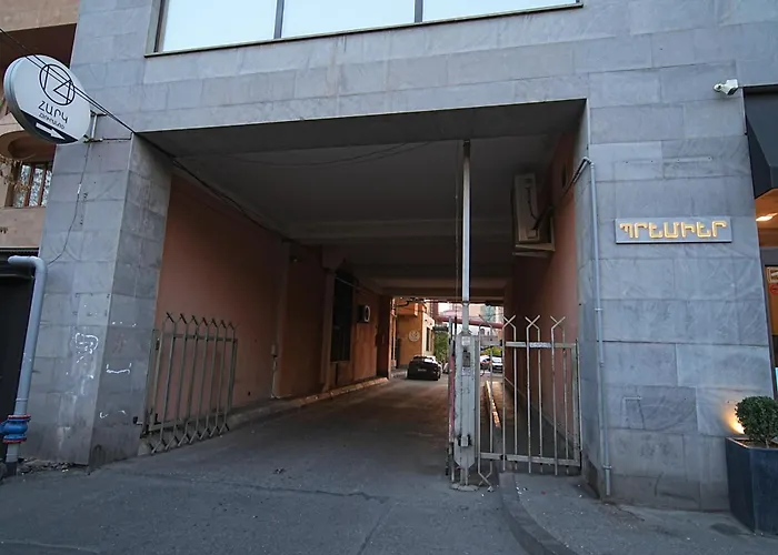 City View 2-Bedroom Luxury Apartment On 13 Buzand Street By Sweet Home
